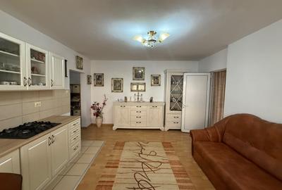 Apartament cu 3 camere semidecomandat, mobilat în Cetate