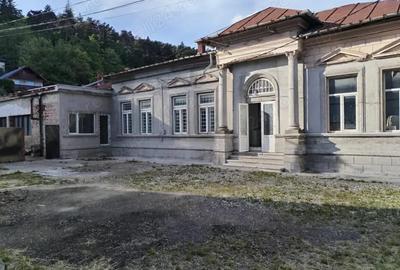 Casă cu 6 camere cu Teren 800 Mp în Central
