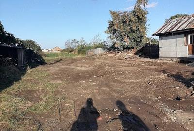 Teren de 477 mp, în Est