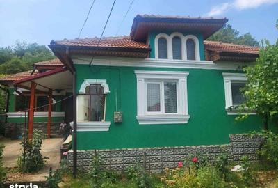 Casă cu 3 camere cu Teren 2186 Mp în Central