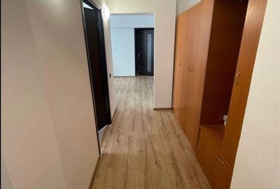 Apartament cu 3 camere semidecomandat în Panduri