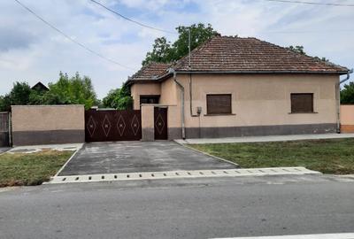 Casă cu 4 camere în Central