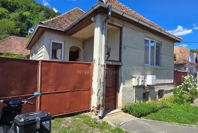 Casă cu 4 camere cu Teren 400 Mp în Central