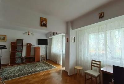 Apartament cu 3 camere decomandat, mobilat în Victoriei