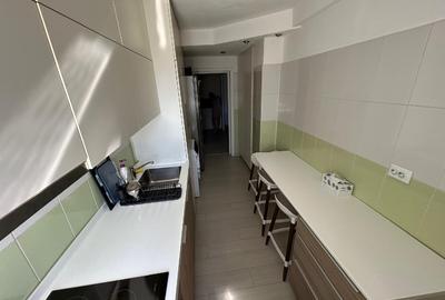 Apartament cu 3 camere semidecomandat în Tineretului