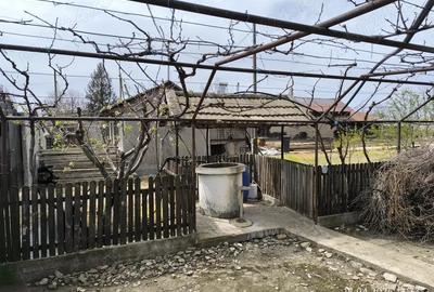 Casă cu 2 camere cu Teren 1900 Mp în Central