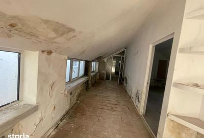 Casă cu 10 camere cu Teren 284.71 Mp în Central