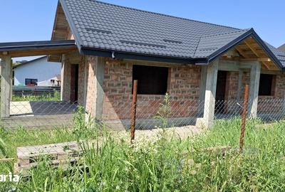 Casă cu 3 camere decomandat cu Teren 450 Mp în Miroslava - 1