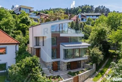 Casă cu 7 camere cu Teren 1056 Mp în Central