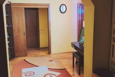 Apartament cu 4 camere decomandat în Central