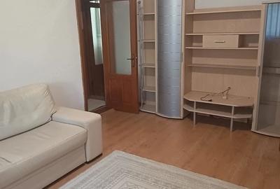 Apartament cu 3 camere semidecomandat în Sud