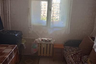 Apartament cu 3 camere semidecomandat în Berceni - 2