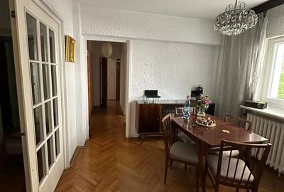 Apartament cu 4 camere decomandat în Victoriei
