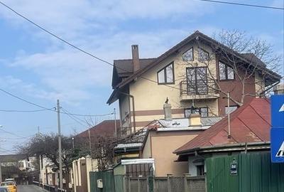 Casă cu 4 camere cu Teren 230 Mp în Central