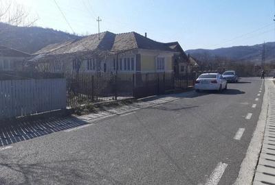 Casă cu 3 camere cu Canalizare în Cislău