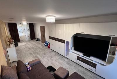 Apartament cu 4 camere decomandat în Petros