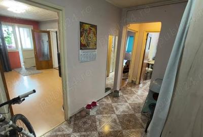 Apartament cu 3 camere semidecomandat, mobilat în Central