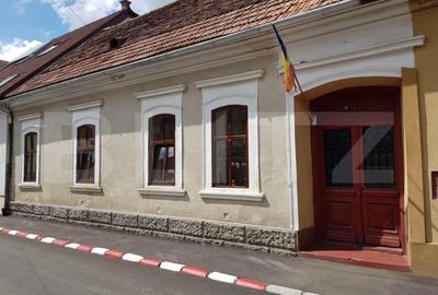 Casă cu 3 camere cu Canalizare în Central