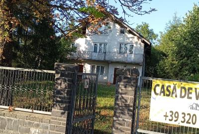Casă individuală cu 5 camere cu Teren 2000 Mp în Central