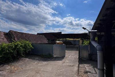Casă cu 2 camere cu Teren 2380 Mp în Iacobeni