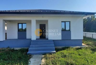 Casă individuală cu 3 camere cu Canalizare în Holboca