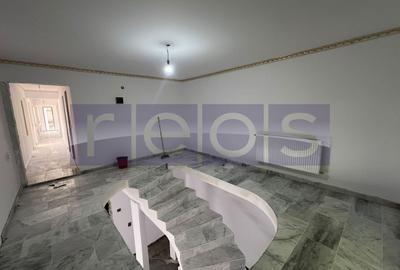 Casă individuală cu 7 camere cu Canalizare în Vitan Mall