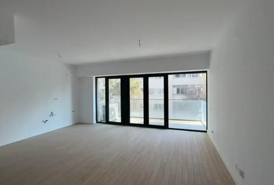 Apartament cu 3 camere semidecomandat în Panduri