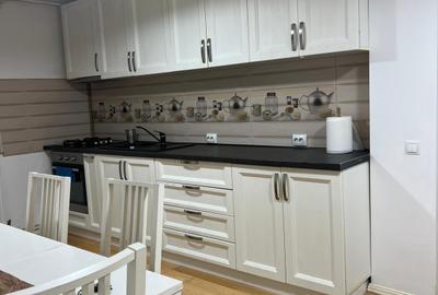 Apartament cu 3 camere decomandat în Liliacului