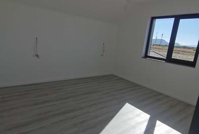 Casă cu 4 camere în Noua