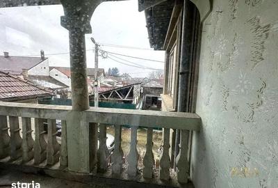 Casă cu 4 camere cu Teren 400 Mp în Central