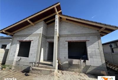 Casă cu 4 camere cu Teren 428 Mp în Central - 1