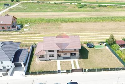 Casă cu 4 camere în Cristian