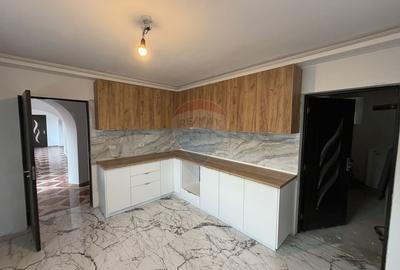 Casă individuală cu 8 camere cu Canalizare în Vulturu - 4