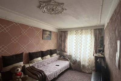 Apartament cu 3 camere semidecomandat în Podu Roș