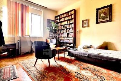 Apartament cu 3 camere semidecomandat în Central
