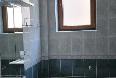 Propietar vind apartament cu 3 camere decomandat in vila etaj 1 din2 zona centrala Hala Traian - 2