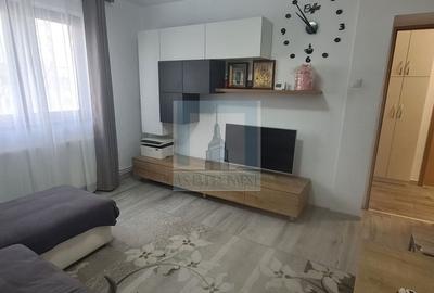 Apartament cu 3 camere decomandat în Tractorul