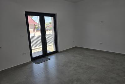 Casă cu 4 camere cu Canalizare în Roman - 2