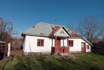 Casă cu 2 camere cu Teren 1000 Mp în Central