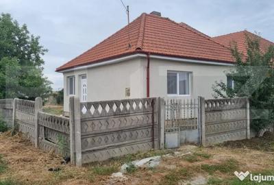 Casă cu 2 camere cu Teren 4600 Mp în Central