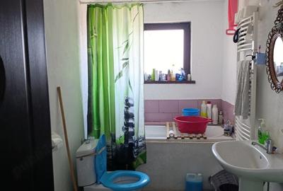 Casă cu 2 camere cu Teren 4500 Mp în Central - 4