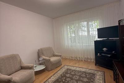 Apartament cu 3 camere decomandat în Titan