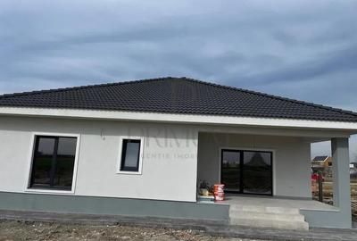Sacalaz- toate utilitatile- strada asfaltata- dormitor cu baie si dressing