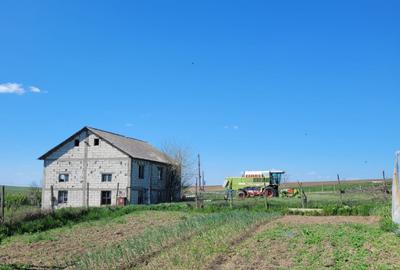 Fermă de vânzare în com. Deleni - DN3 - 10.680 mp - 84 m deschidere - 1