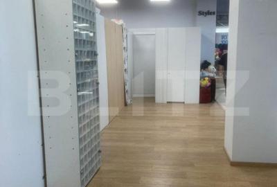 Spațiu comercial, de 40 mp, în Central - 4