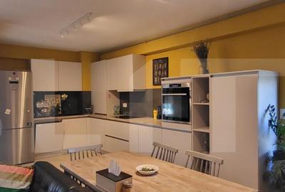 Apartament de vanzare, cu 3 camere, 82 mp, mobilat & utilat,