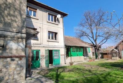 Casa P+2 cu 2 spatii comerciale la parter, in Sebes