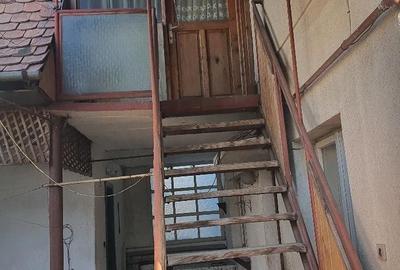 Casă cu 2 camere cu Teren 3000 Mp în Central - 3