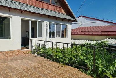 De inchiriat - casa P+1E+M - zona Port, langa liceul de Marina - 1