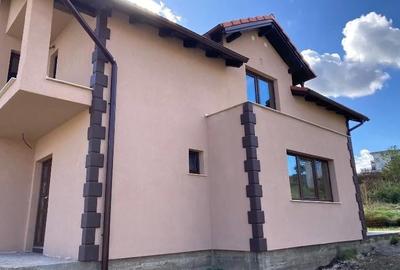 Casă cu 3 camere cu Teren 450 Mp în Central - 1